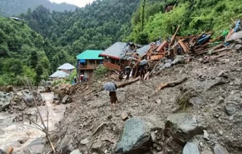 हिमाचल में बारिश का कहर: मंडी में अचानक आई बाढ़ से तीन लोगों की मौत, हाईवे भूस्खलन से बंद, सैकड़ों फंसे